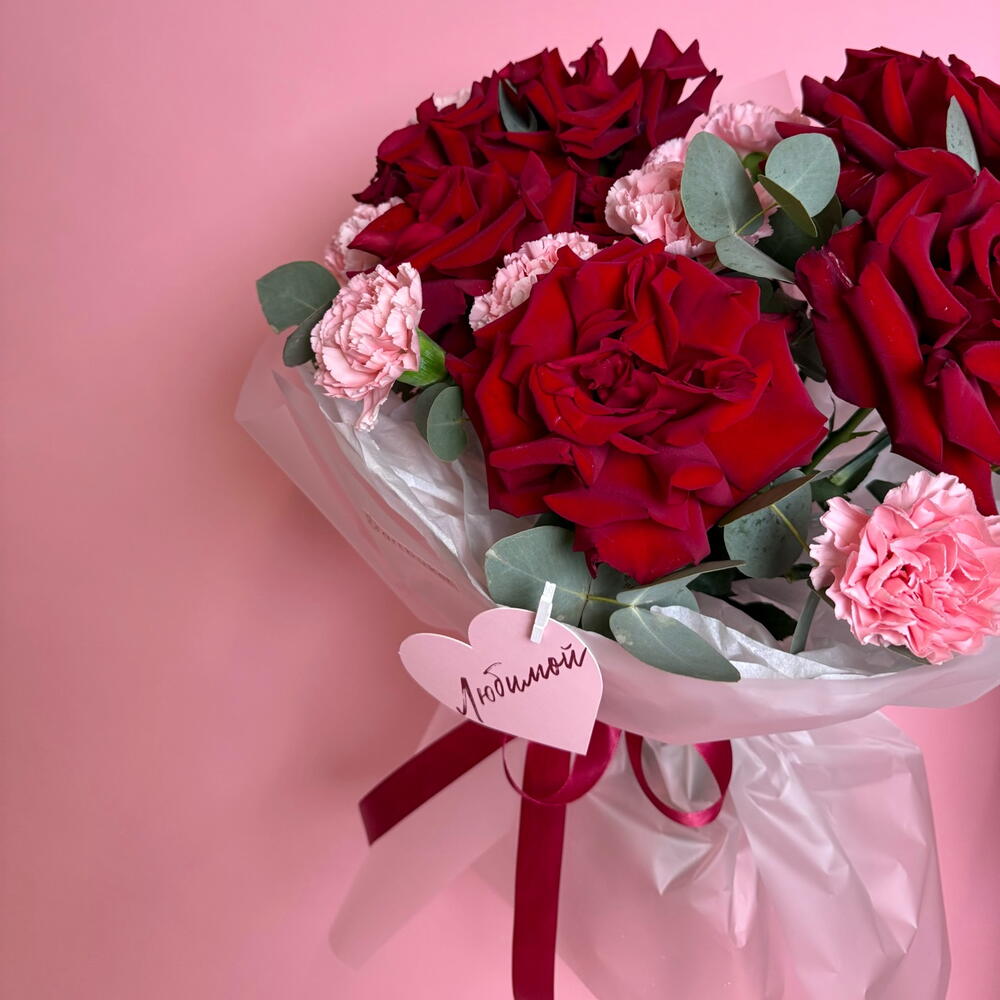 Букет из гвоздик и французских красных роз «To my love»