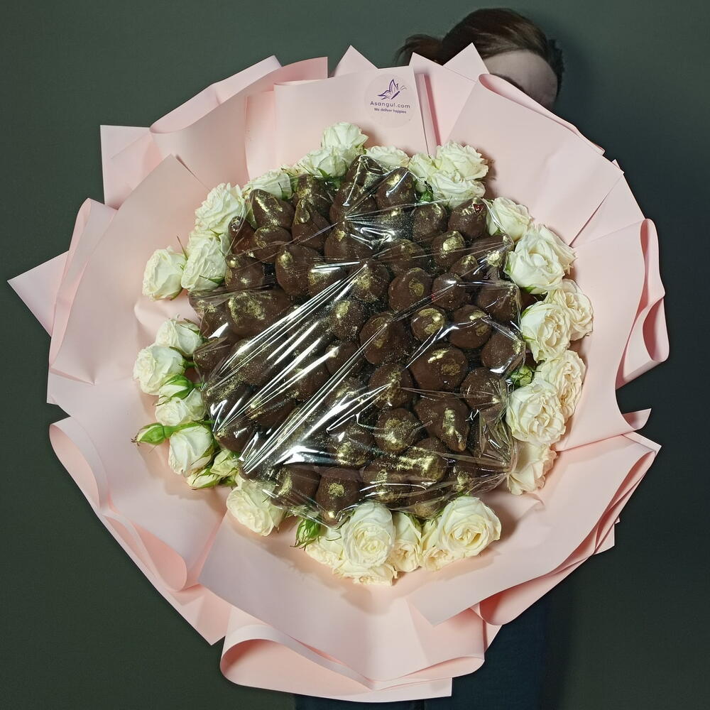 Кустовые розы+клубника в шоколаде