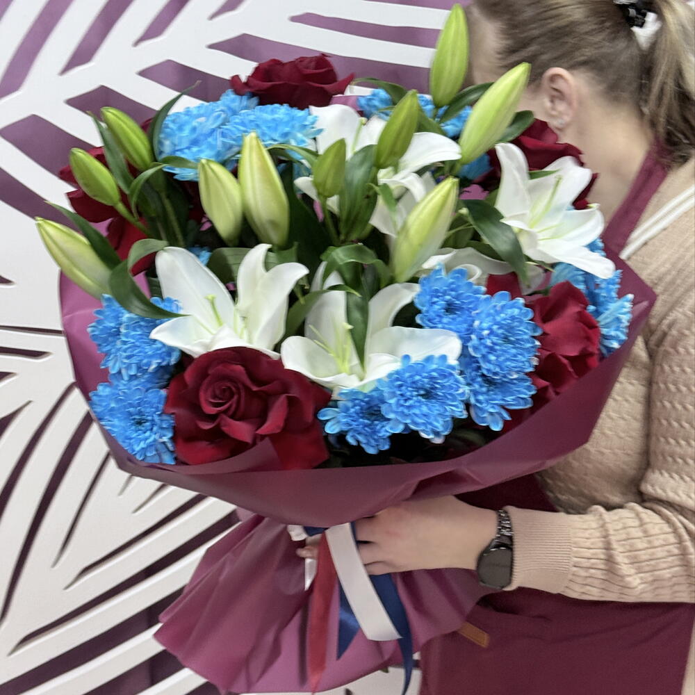 Букет с французскими розами,лилиями и кустовой хризантемой 🤍💙️
