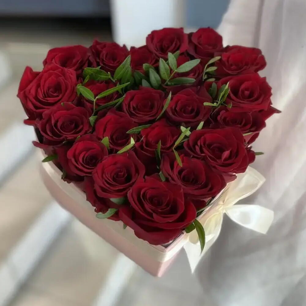 Любовь с первого взгляда из красных роз😍️