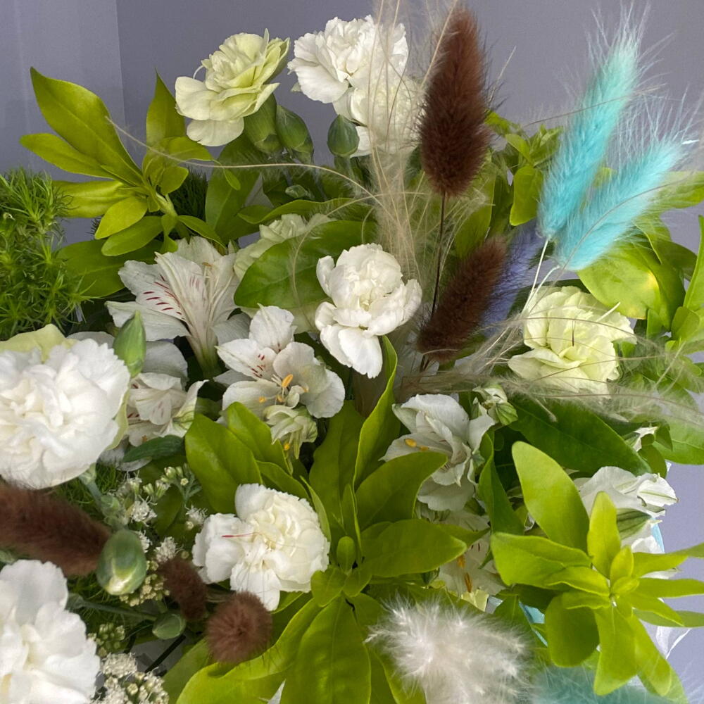 Frutiger Aero🐬 Композиция в плетеной корзинке🩵 Из чойсии, эупаториума, диантусов, лагуруса и помпасной травы🌿