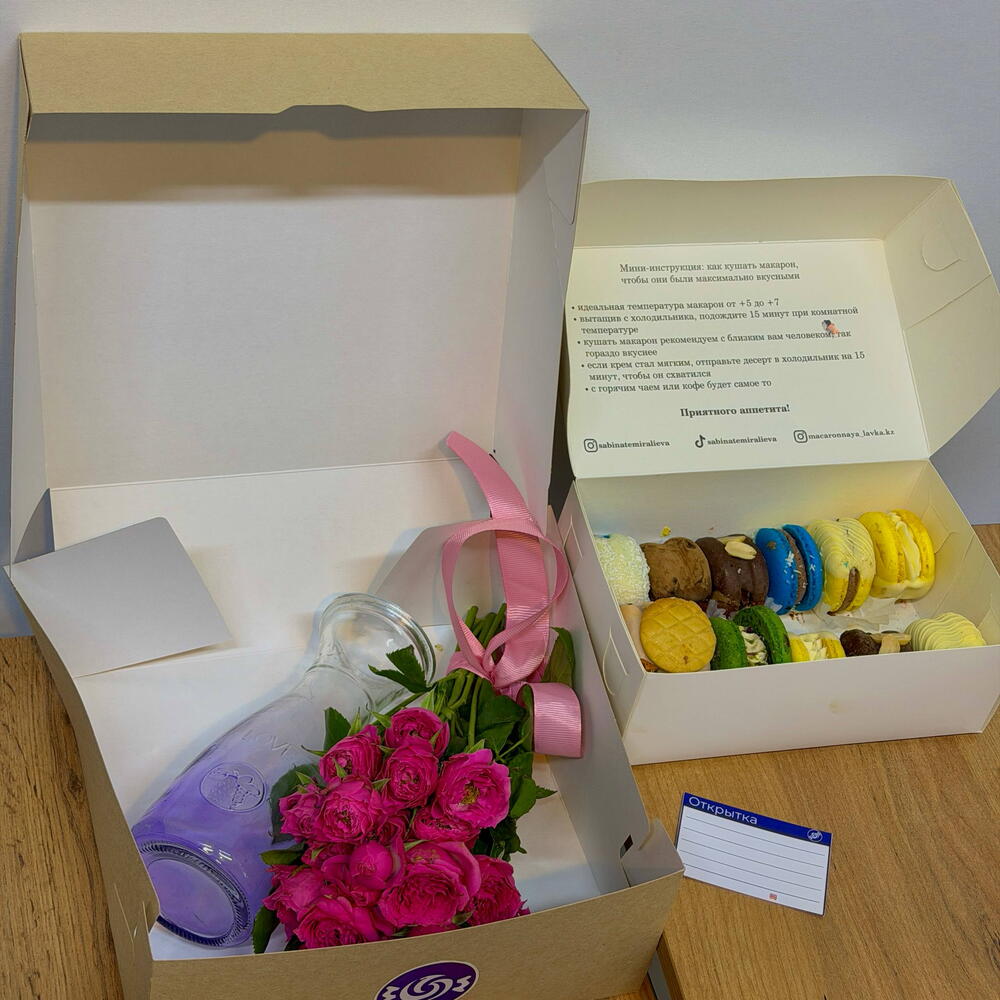 Gift set «Macarons, roses and vase»