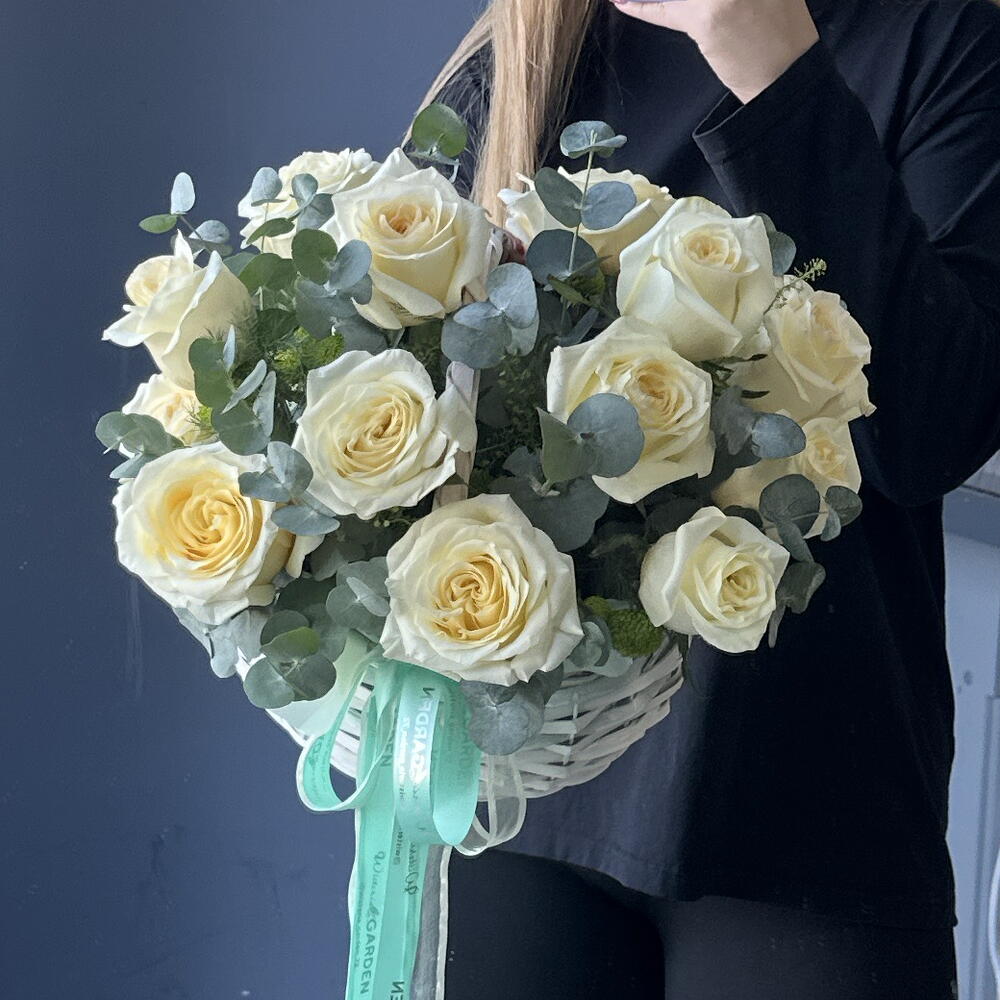 Корзина белых роз