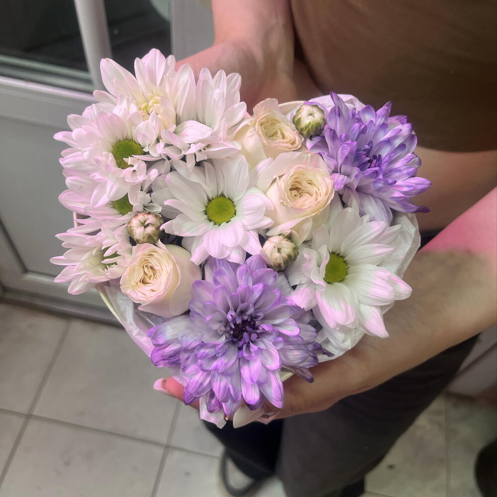 Композиция сердце из хризантем и роз