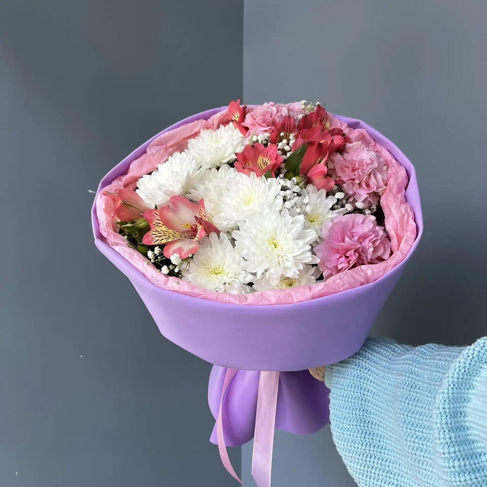 Стойкий с розовыми диантусами