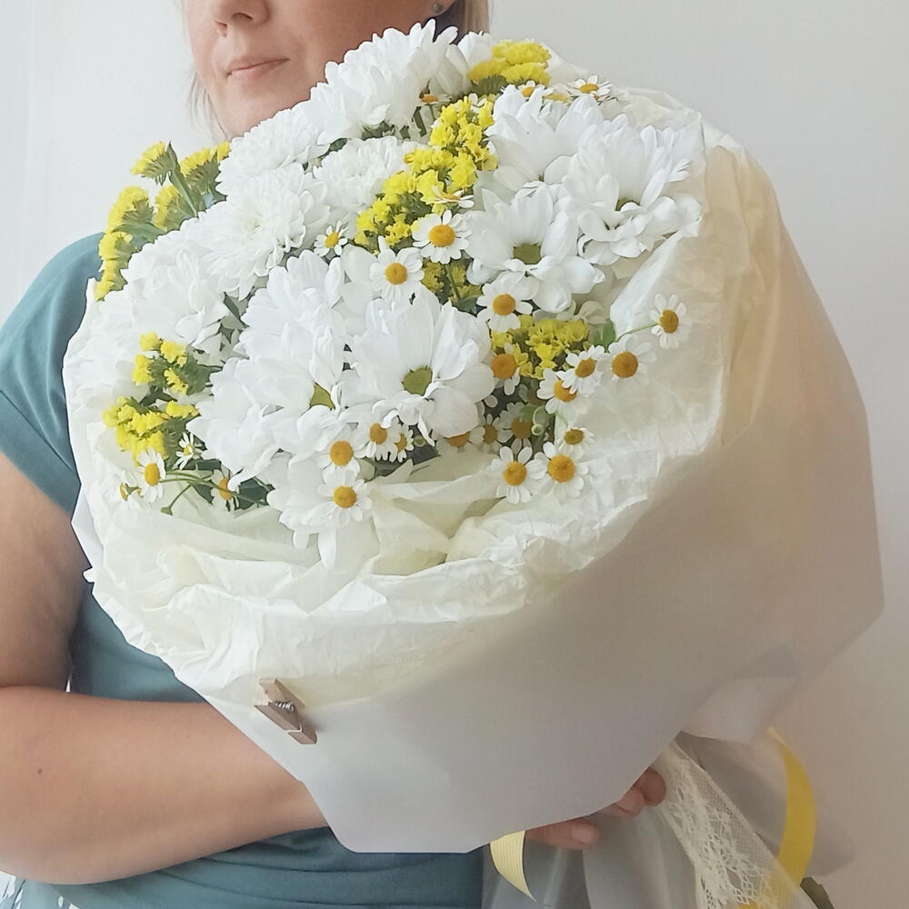 Букет из хризантемы, ромашки и статицы