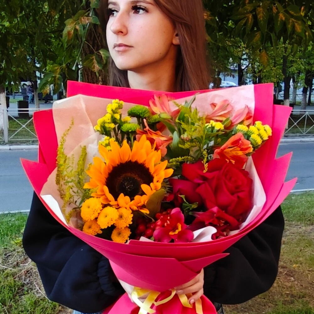Букет с подсолнухом 🌻, альстромерией, французской розой и кустовой хризантемой от Цветочной студии Сантини
