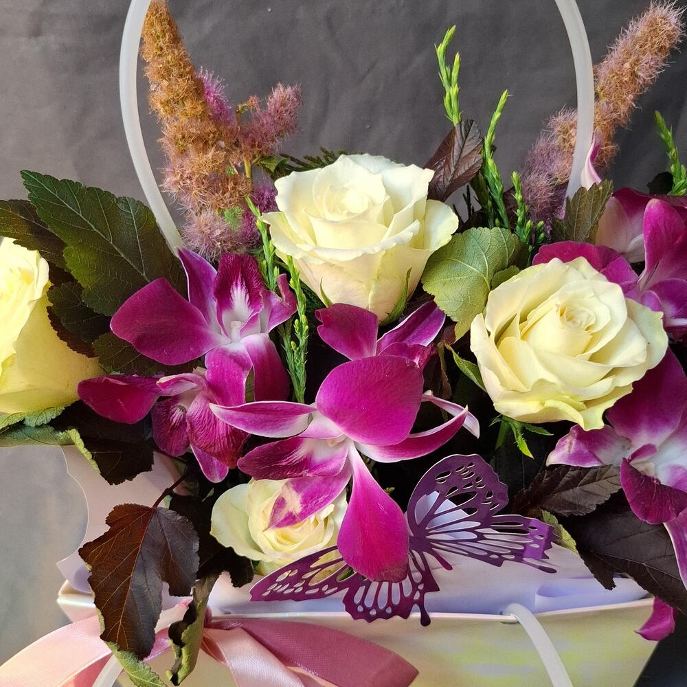 Сумка с розами и дендробиумом 💐