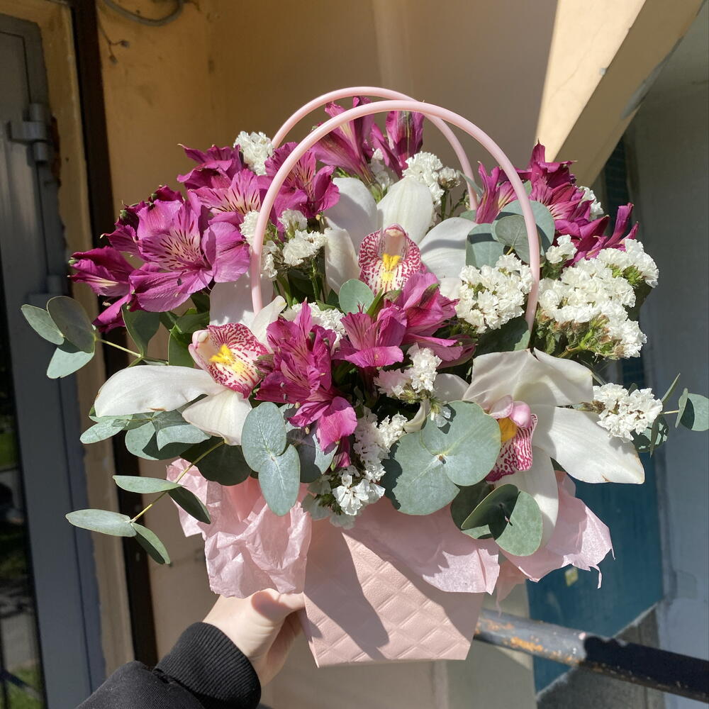 Сумочка нарцисса 🌷 «устойчивый аромат» в составе орхидея, альстромерия, статица, эвкалипт CINEREA
