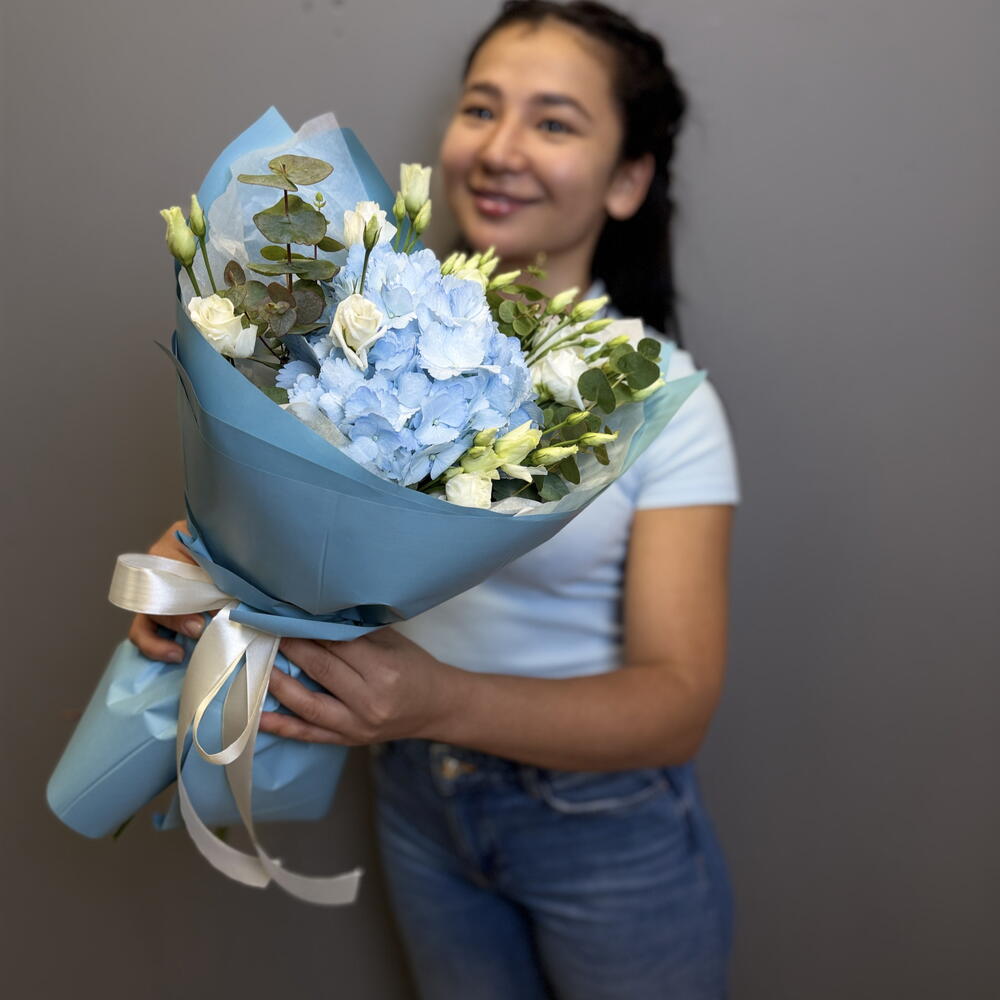 Букет небесный "ясный день" в составе гортензия, эустома, эвкалипт CINEREA