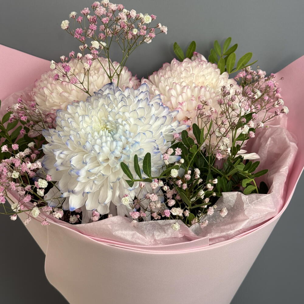 Букет-комплимент из воздушных хризантем и гипсофилы 💗💙🤍