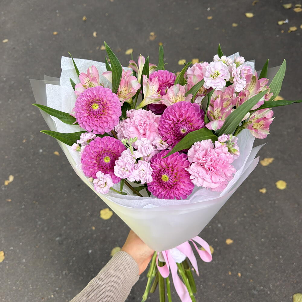 Букет с георгинами