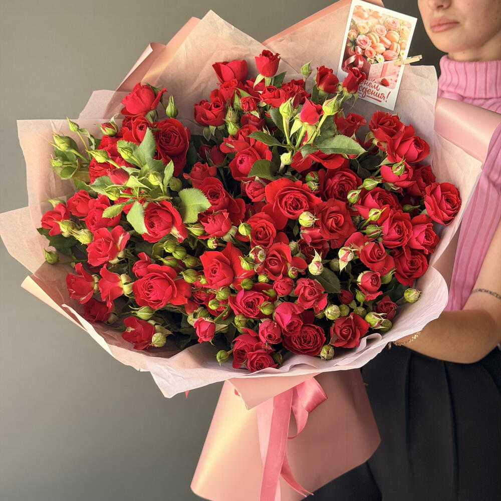 Эффектный букет кустовых красных роз 😍