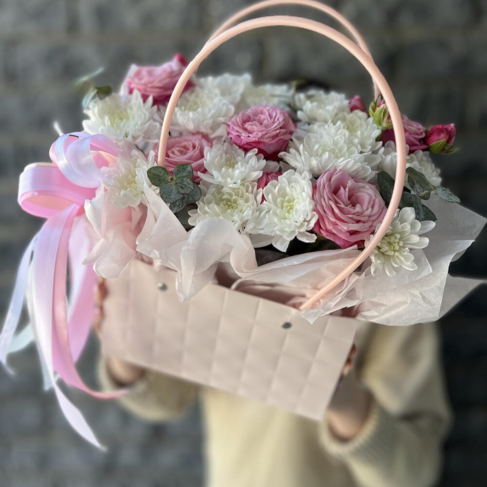 Композиция с кустовыми розами в коробке🥰