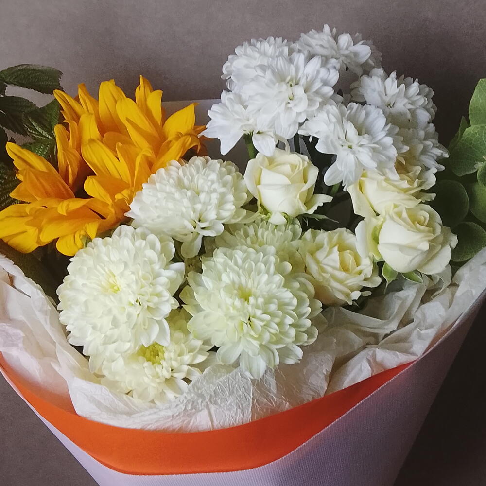 Подсолнух, малюцелла,хризантема кустовая,роза кустовая