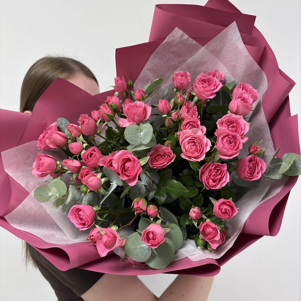Букет из кустовых роз с  ароматным эвкалиптом 🌸