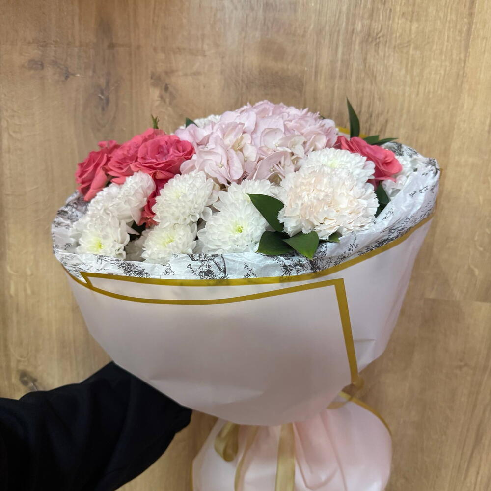букет с гортензией и кустовыми розами