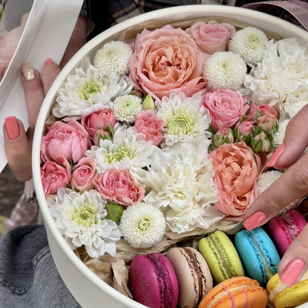 Коробочка с цветами и macarons «Уютного чаепития»