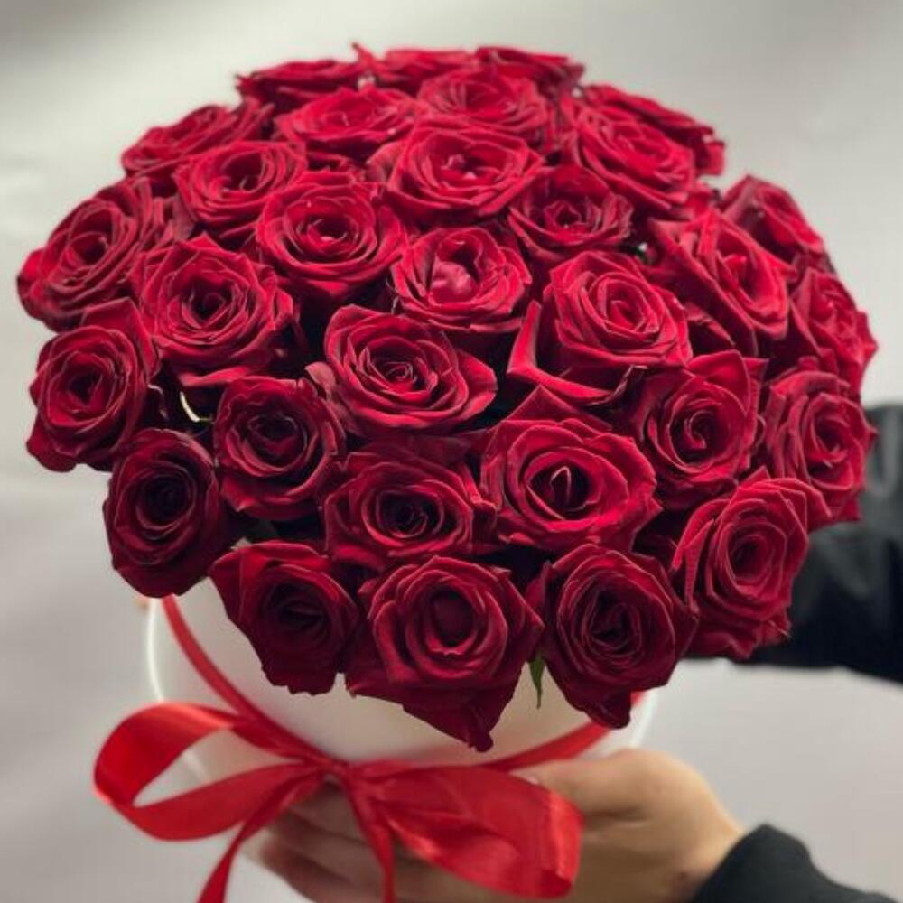 Цветы в коробке Red Naomi
