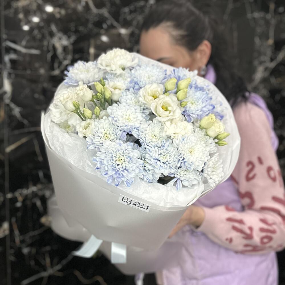 Букет с эустомой и хризантемой