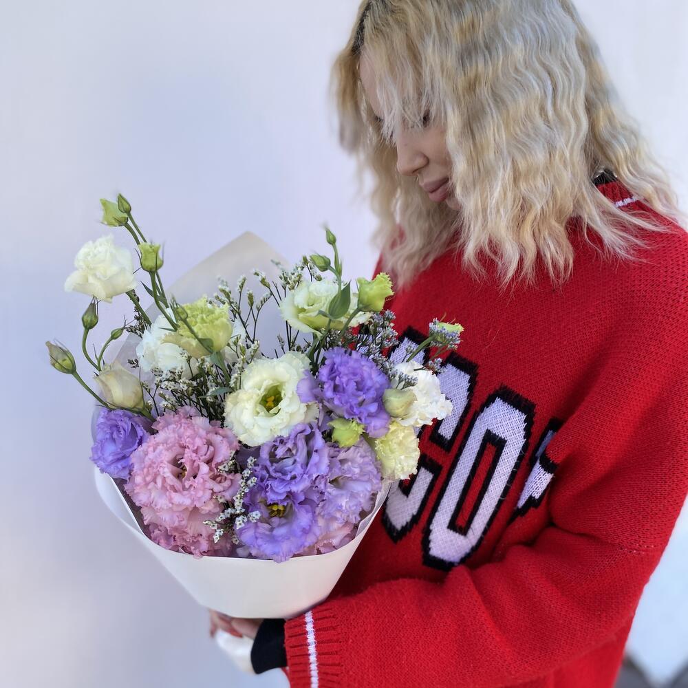 Букет-кулек 💐 махровая эустома и лимониум