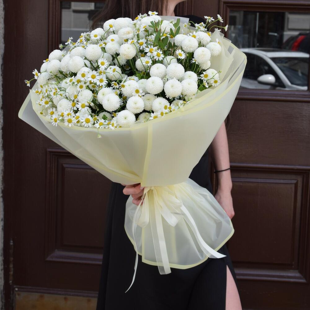 Bouquet of chrysanthemum and thanacetum