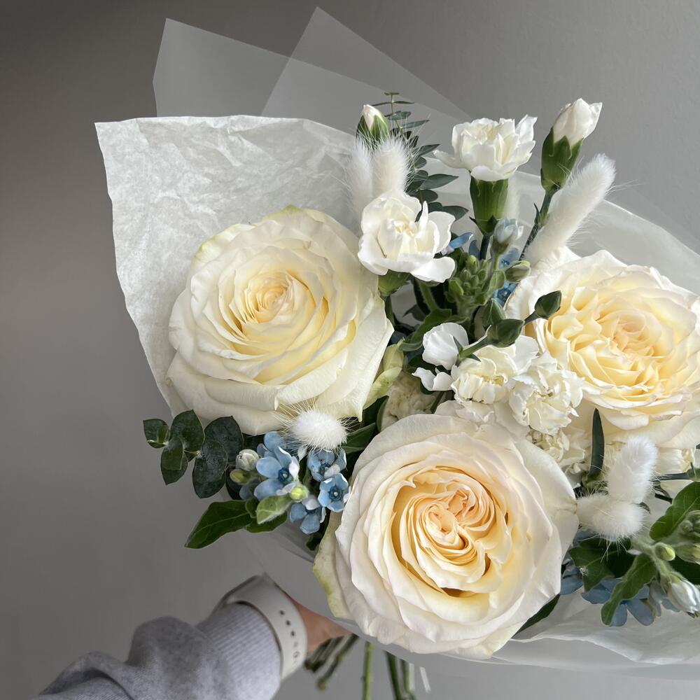 Delicate bouquet with Candlelight and Oxypetalum
