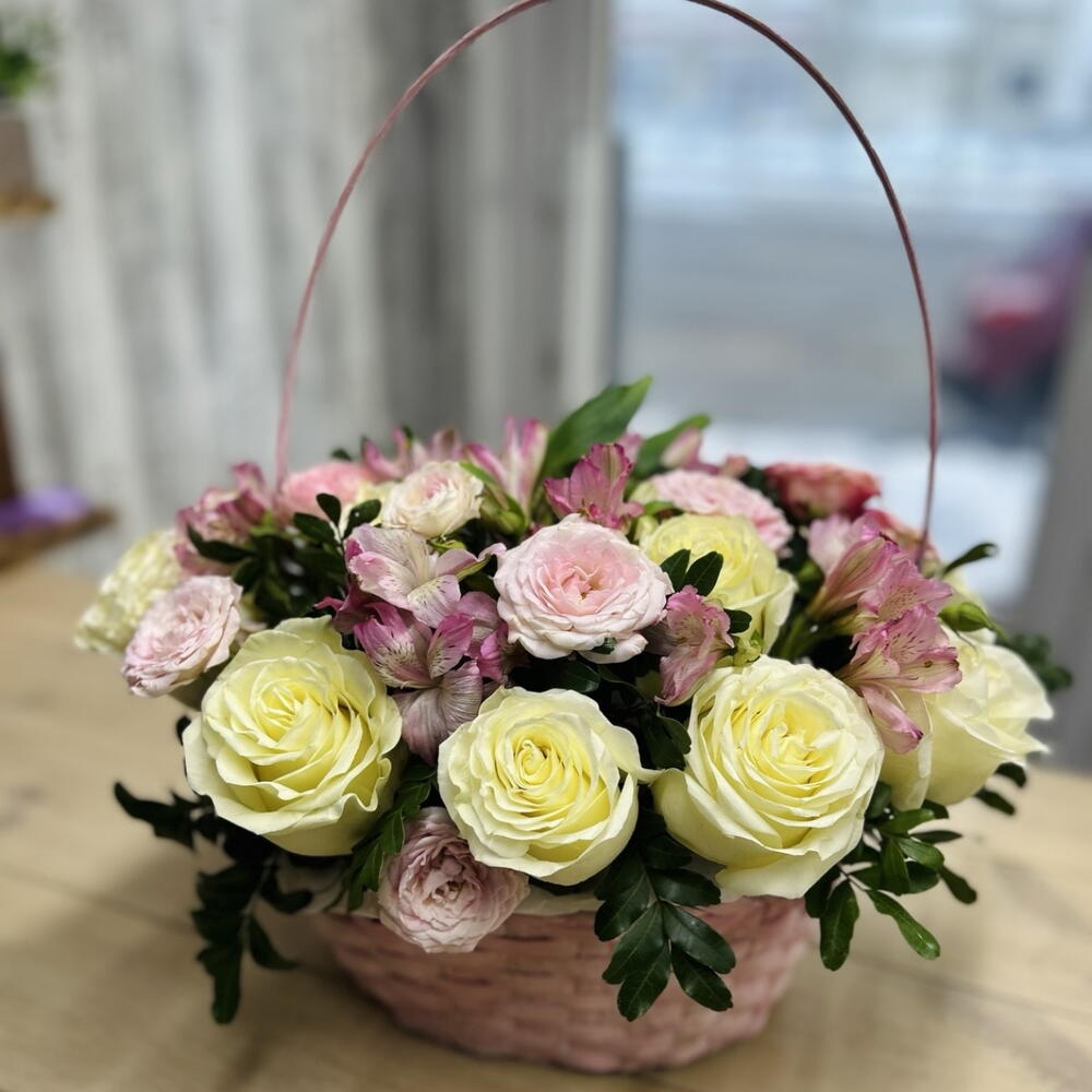 Корзина с розами и альстромерией