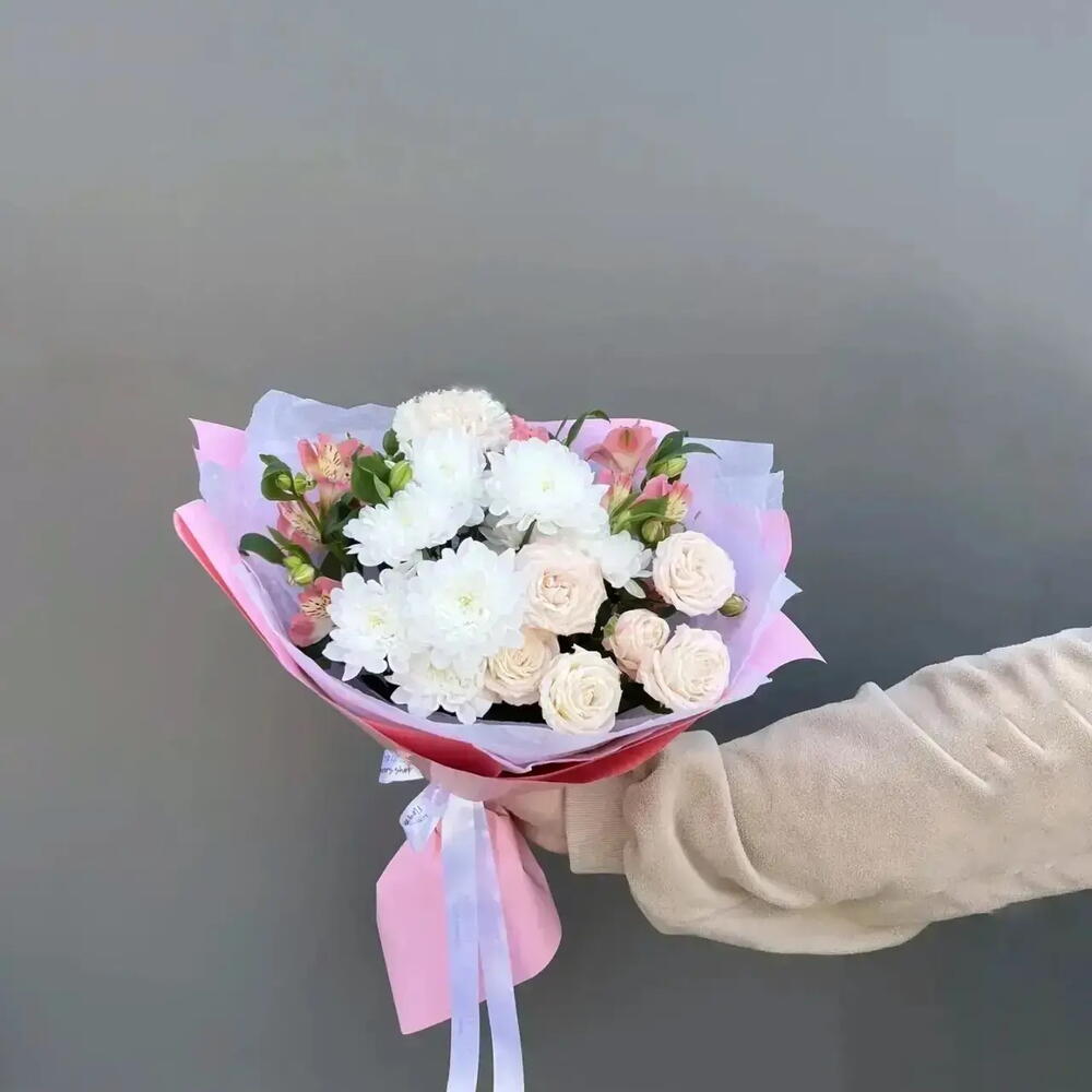 Букет-комплипент с кустовыми розами, кустовой альстромерией, хризантемой