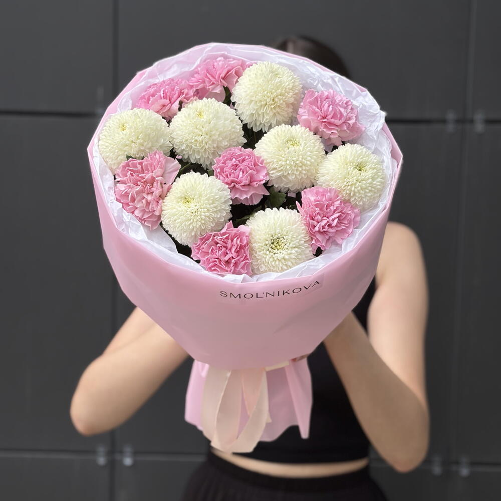 Нежные белые хризантемы с розовыми диантусами в стильном оформлении 💕/ цветы в Уфе