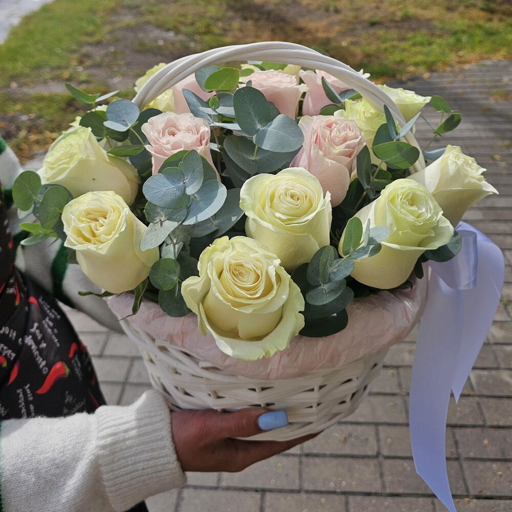 Корзина с розами и эвкалиптом