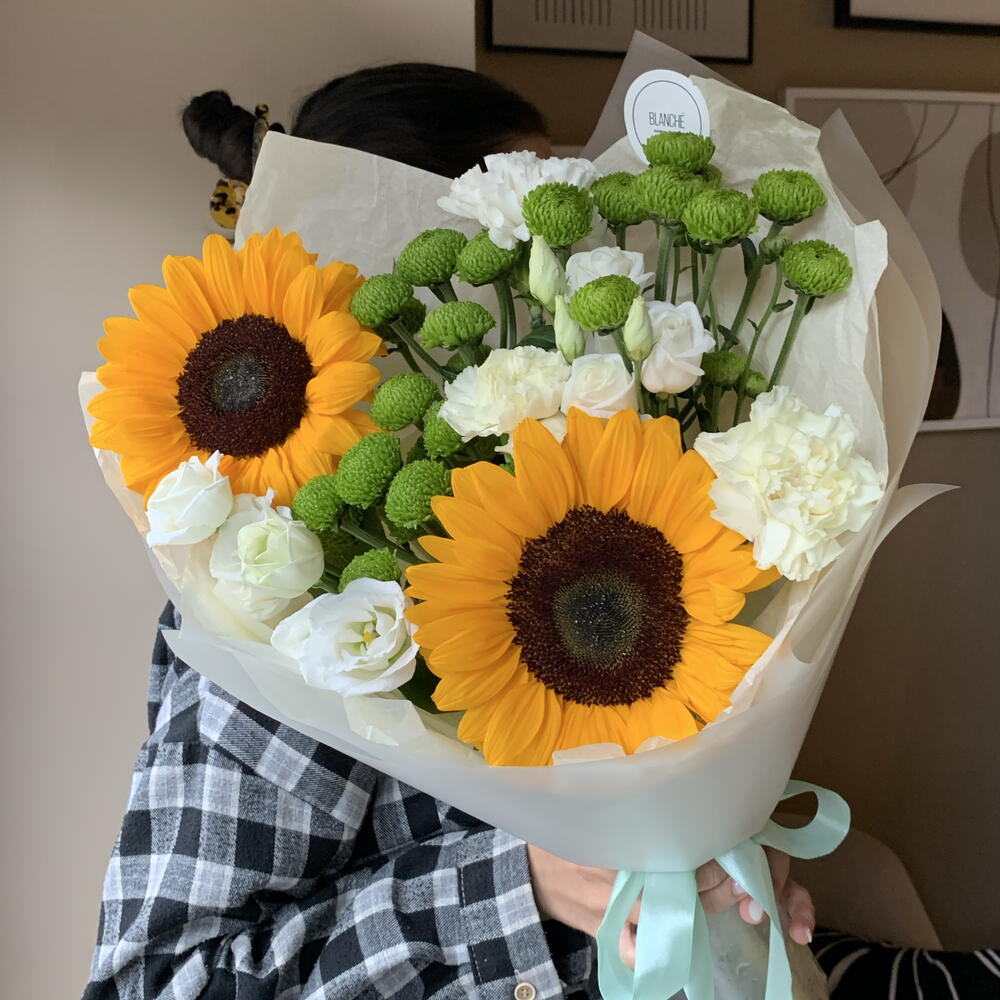 Букет «Лучик» с подсолнухами, Сантини, эустомой🌼