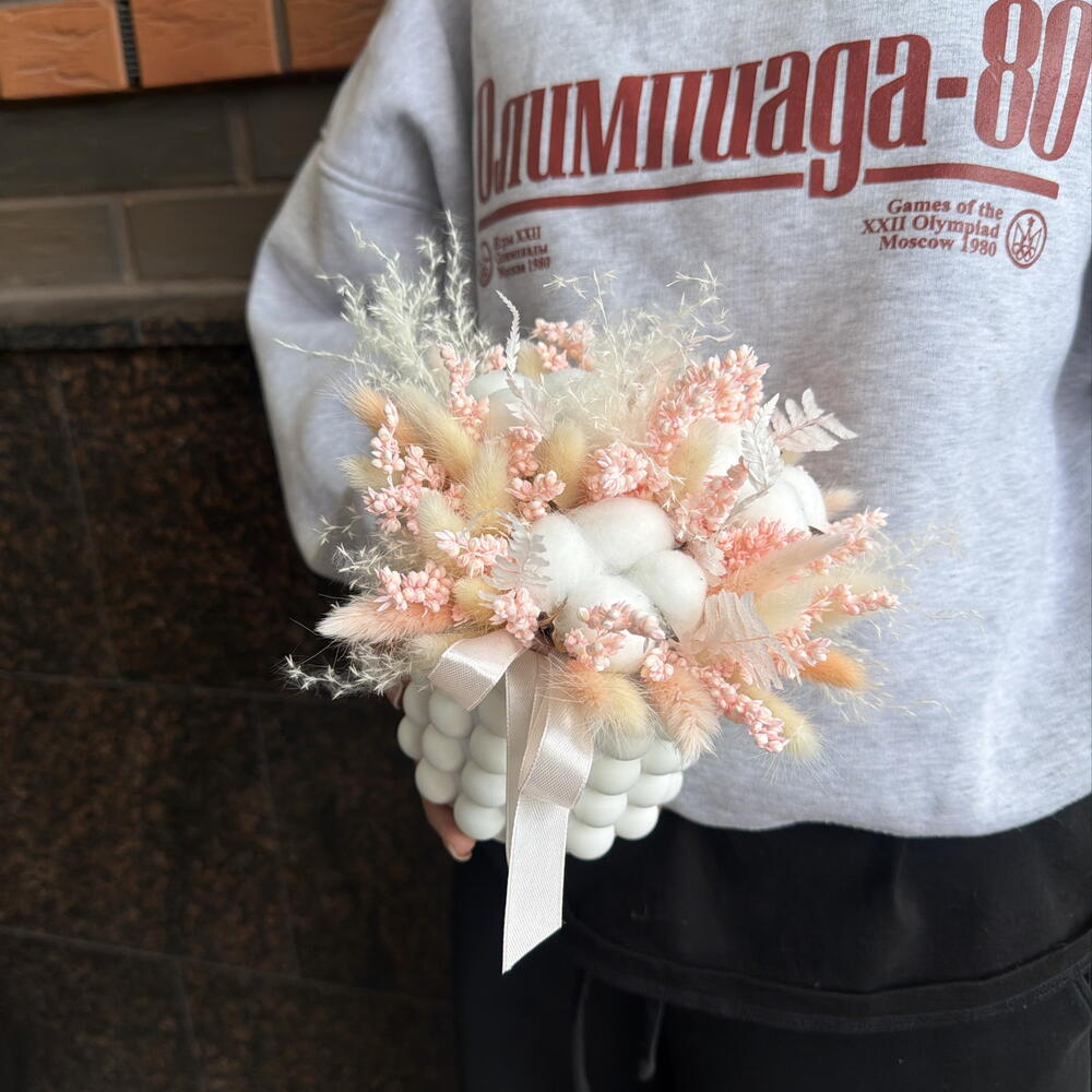 Композиция с белым хлопком, лагурусом и сарго