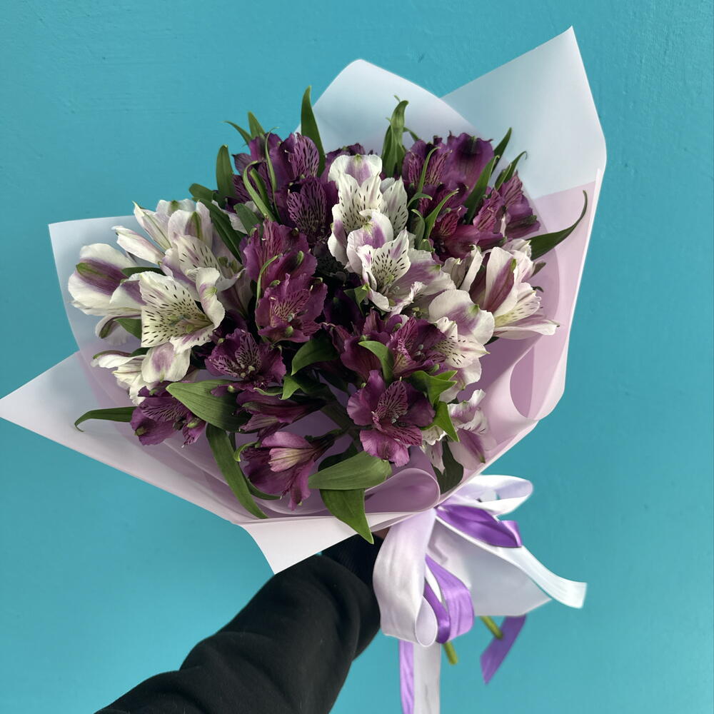 Фиолетовые и белые альстромерии 💜