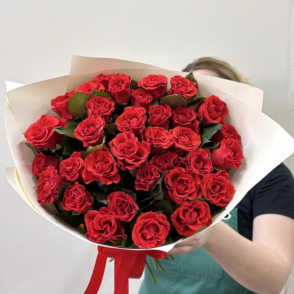 Букет алых роз 35