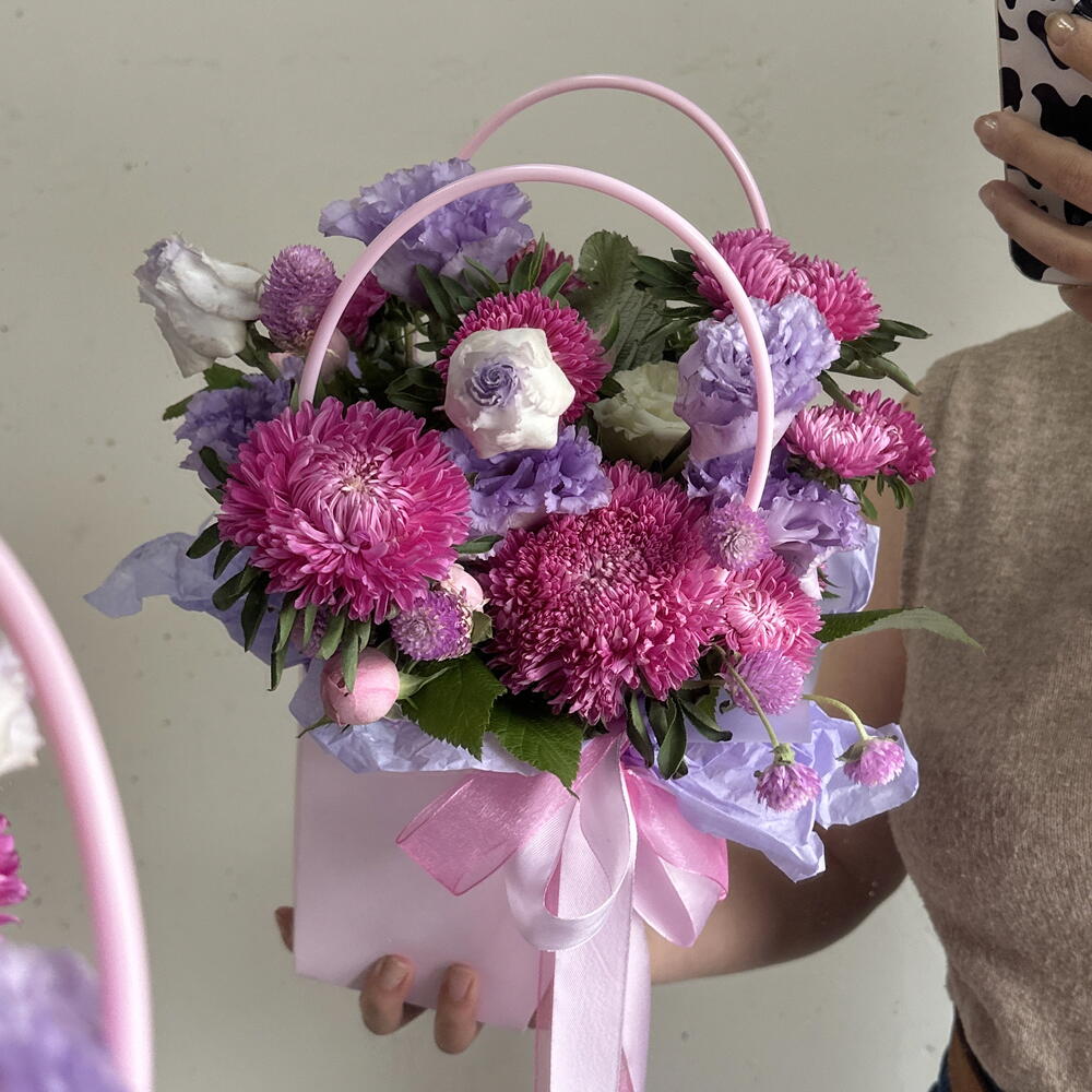 Сумочка с астрами и эустомой 💗💜