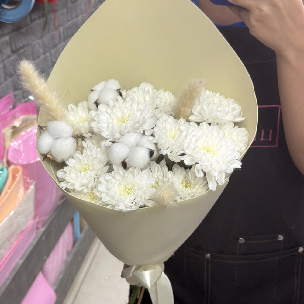 Букет-комплимент с хризантемой и сухоцветами