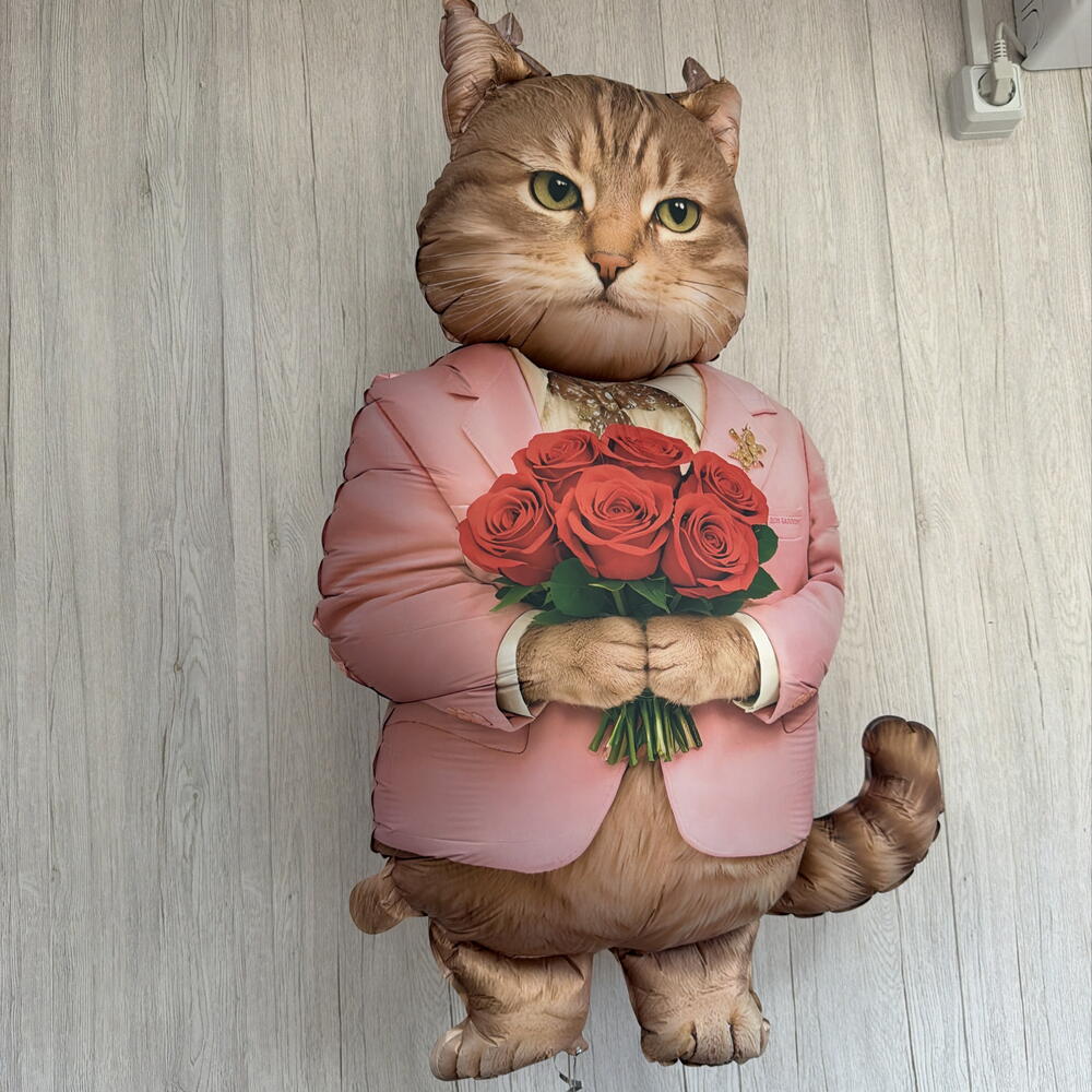 Шар Гигант кот с охапкой роз