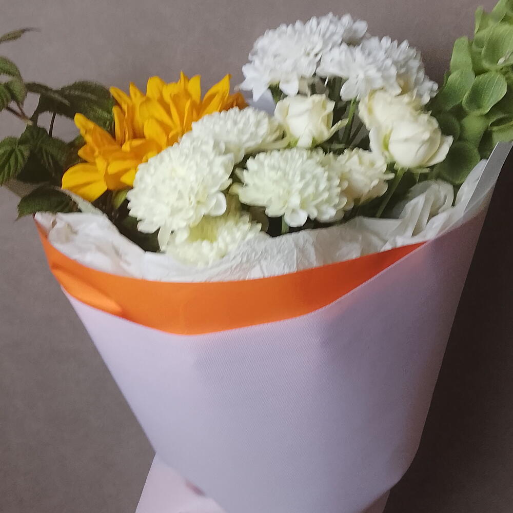 Подсолнух, малюцелла,хризантема кустовая,роза кустовая