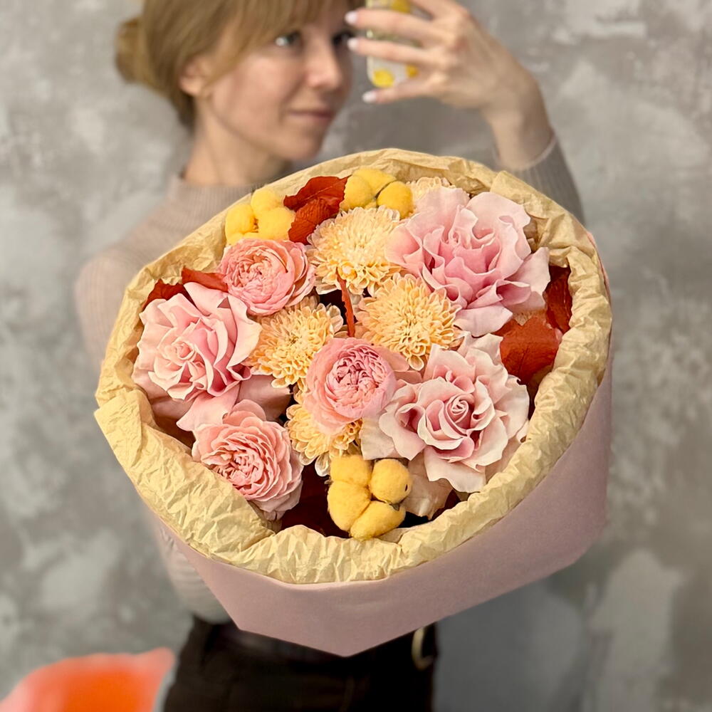 Букет осенний с розовой французской розой, необычной оранжевой хризантемой, пионовидной кустовой розой, листьями и хлопком🍂