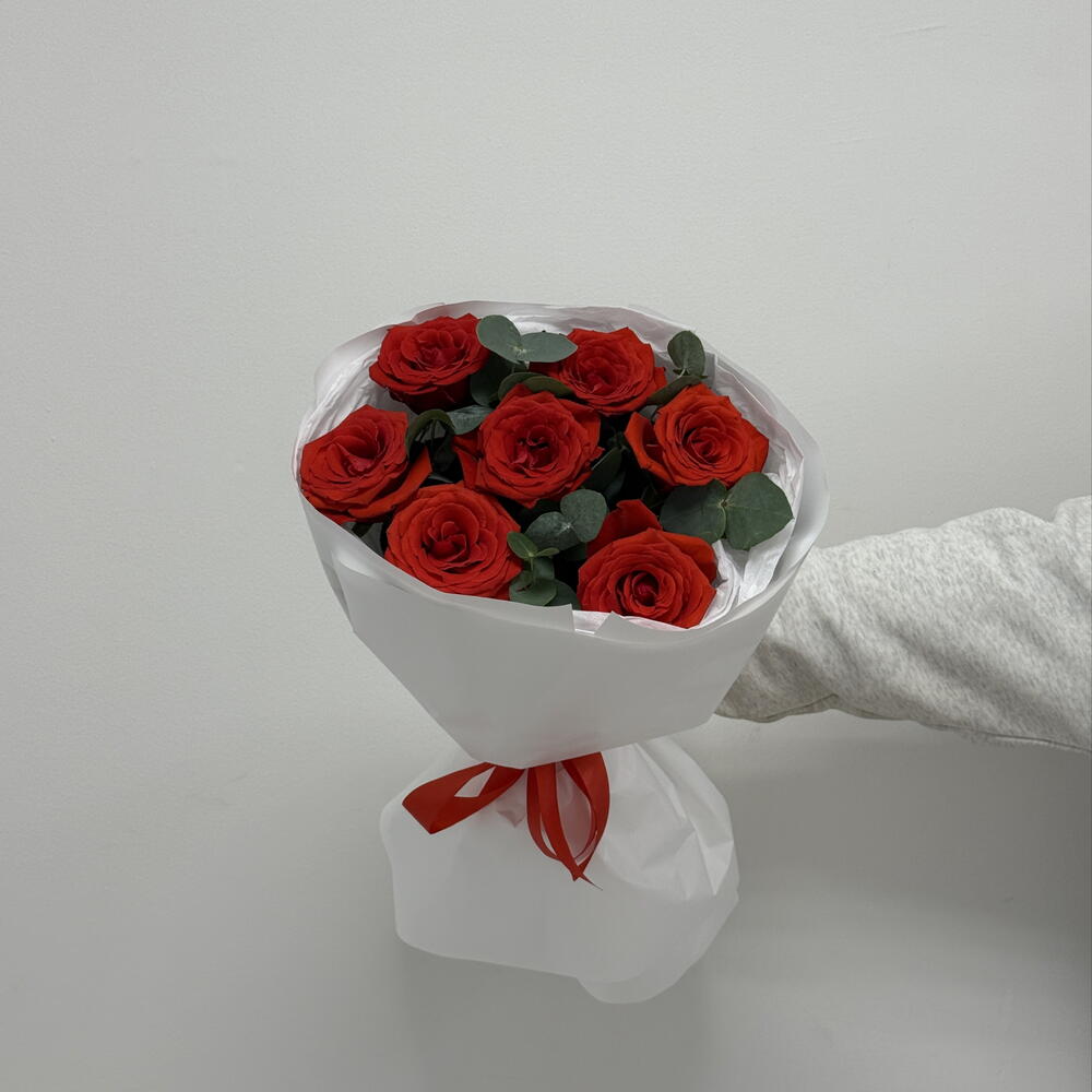 Монобукет «Париж после полуночи🌙» из роз сорта Нина с ароматным эвкалиптом 🌹