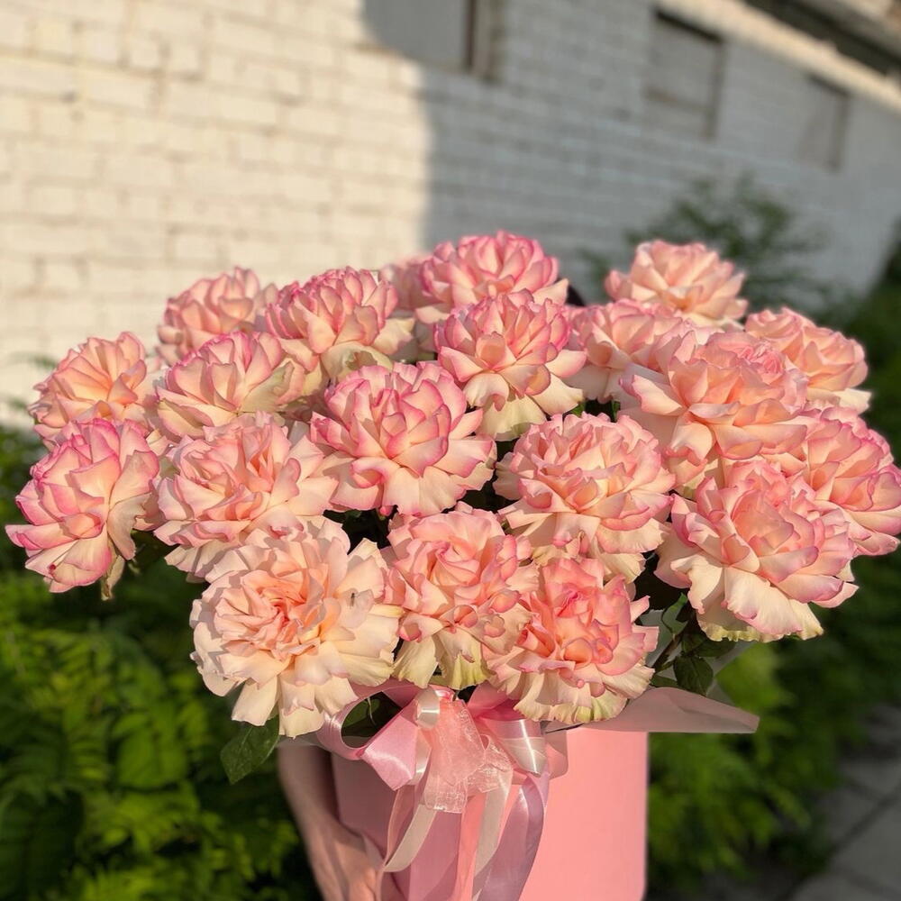 🌸 «В духе Парижа: большая композиция из французских роз в шляпной коробке» 🌸
