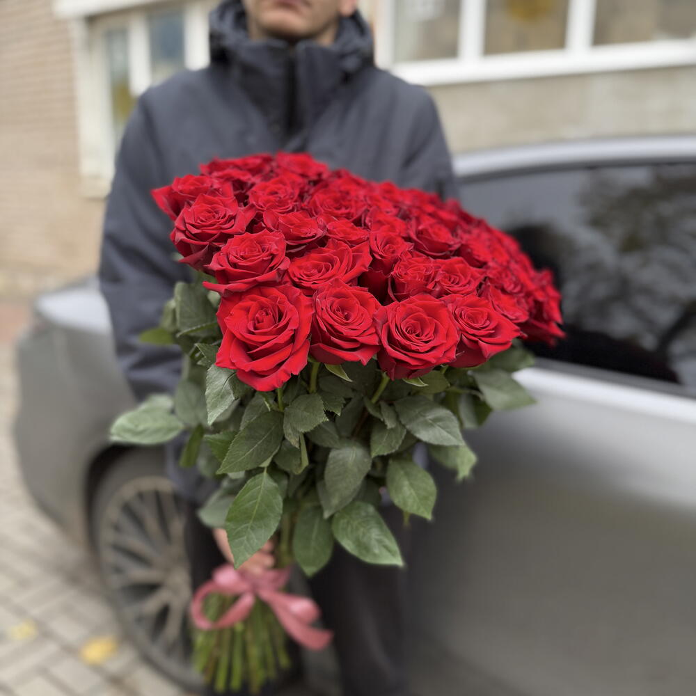 Букет из 51 Эквадорской метровой розы