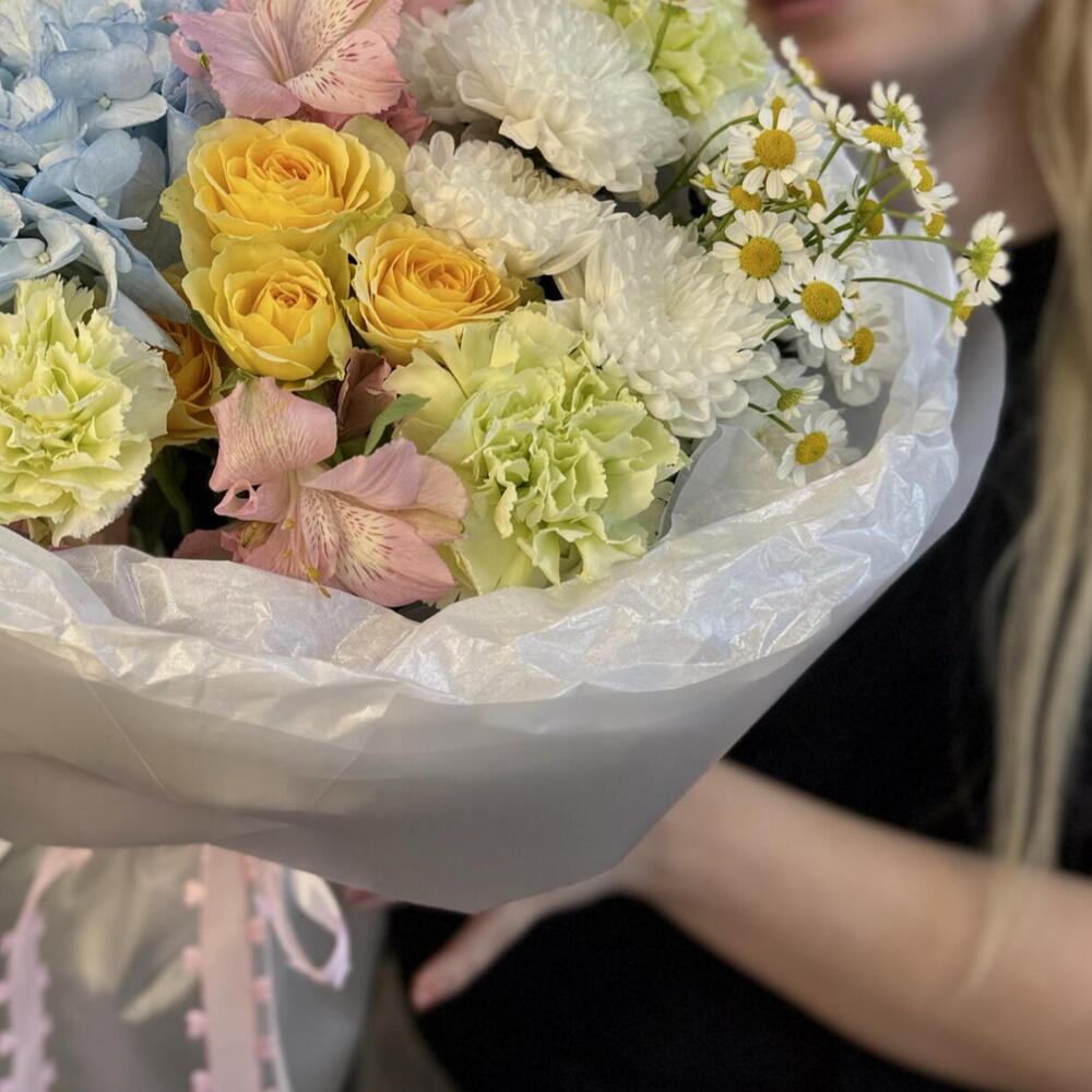 Букет дофаминовый «💛 Ты сегодня особенная» (гортензия, кустовая роза, кустовая хризантема, ромашка)