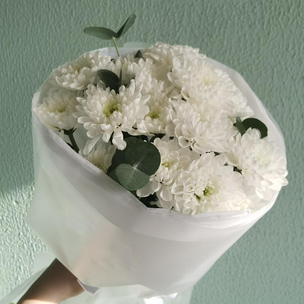 Нежный белый букет из кустовой хризантемы и эвкалипта