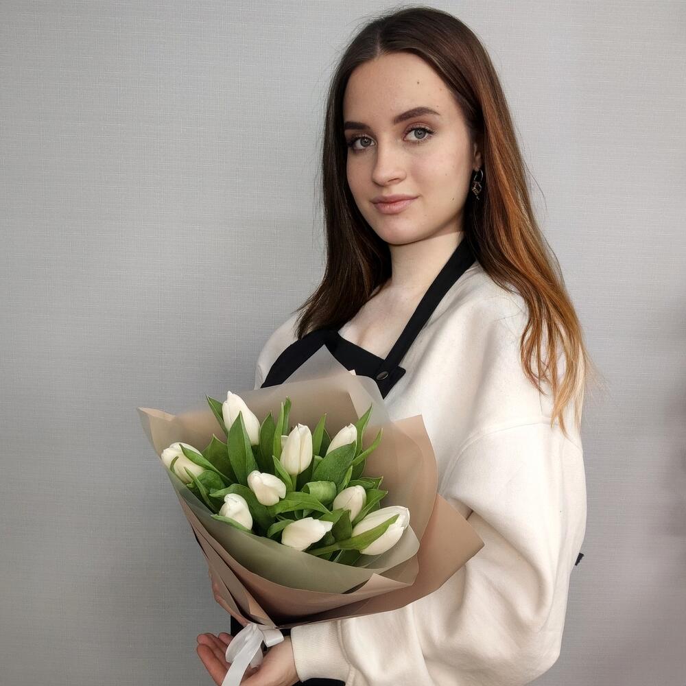 15 белых тюльпанов