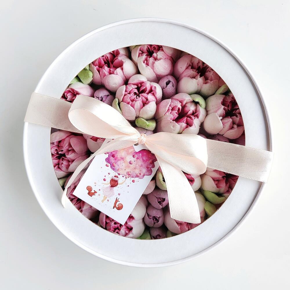 Marshmallow tulips in a round box