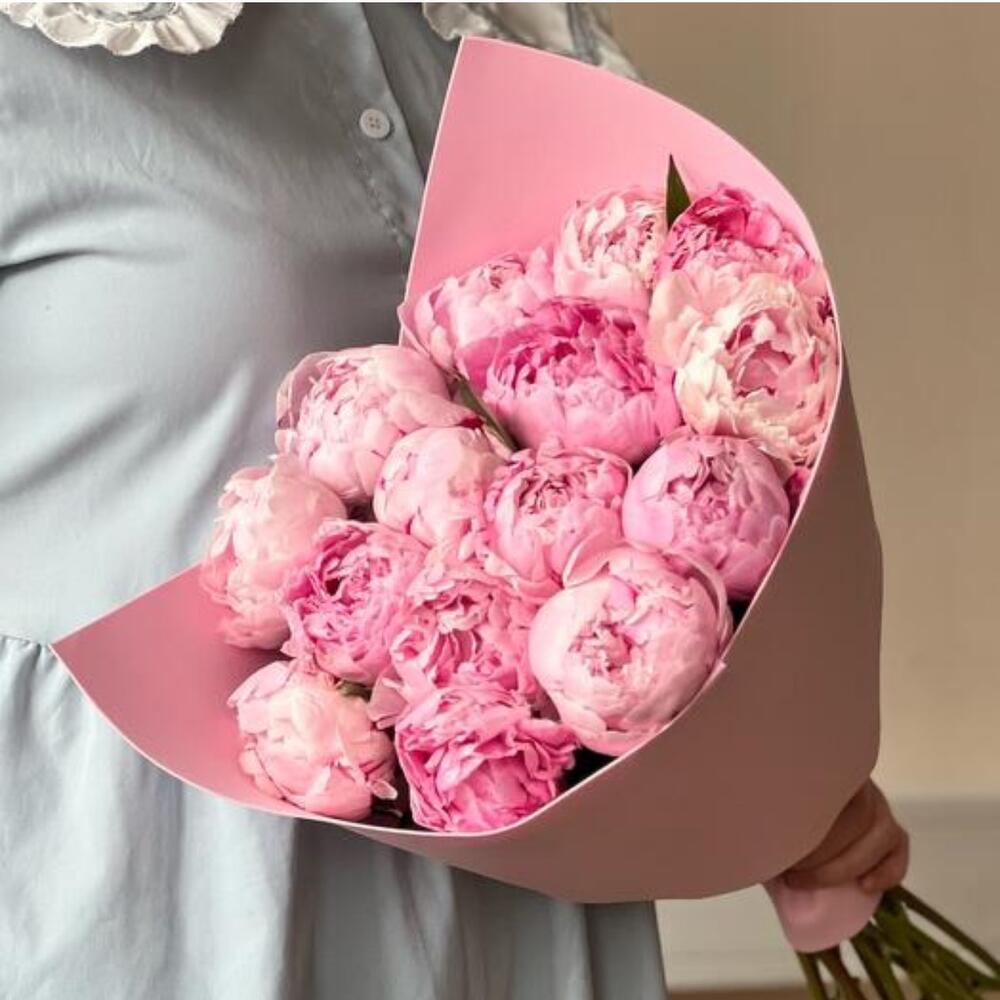 15 розовых пионов