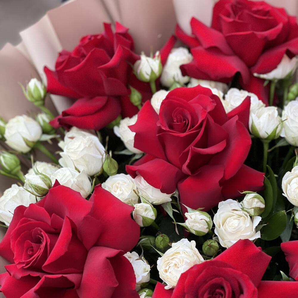Holland roses and Spray roses bouquet💞