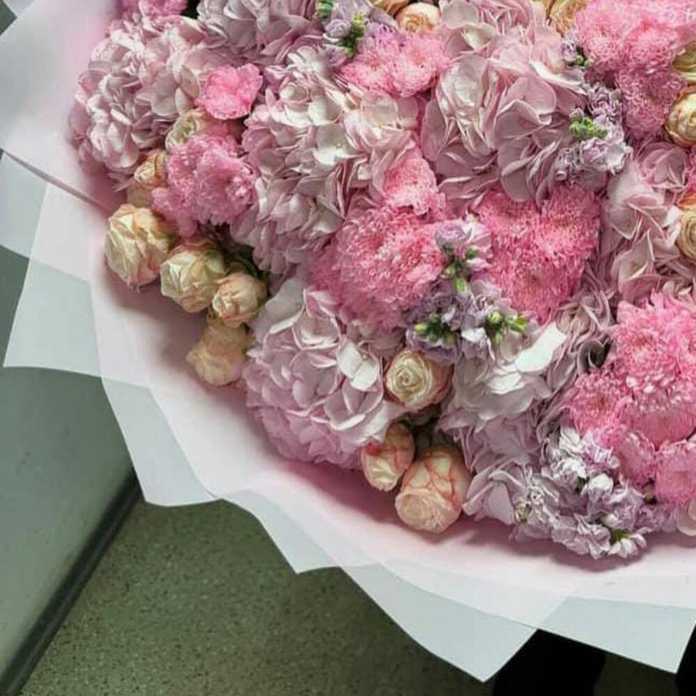 Букет хризантем, гортензий, маттиолы и кустовых пионовидных роз